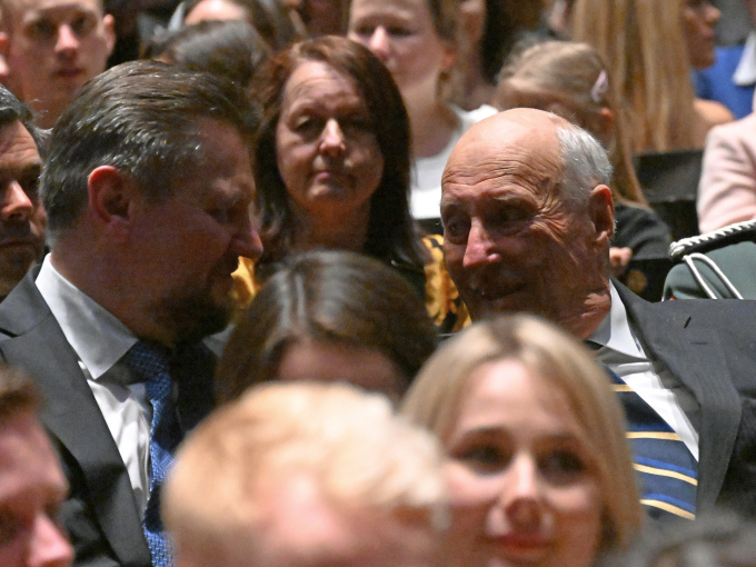 Kong Harald i samtale med Ukrainas ambassadør Viacheslav Yatsiuk. Foto: Sven Gj. Gjeruldsen, Det kongelige hoff